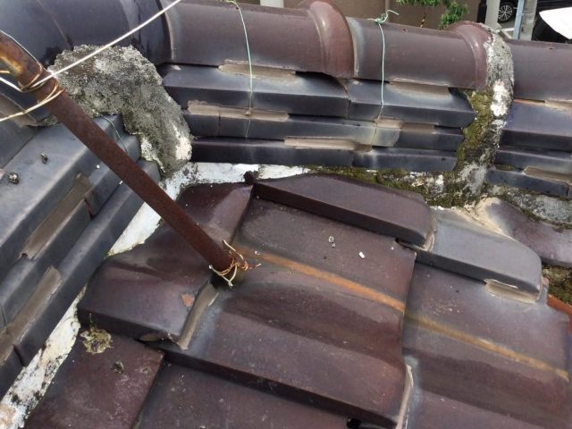 高砂市の苔が生えた棟漆喰